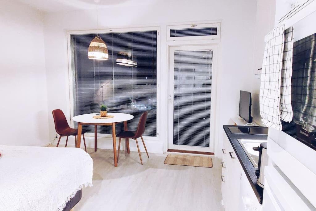 New Studio Cherry Near Helsinki Airport In Kivistoe Vantaa Exterior photo