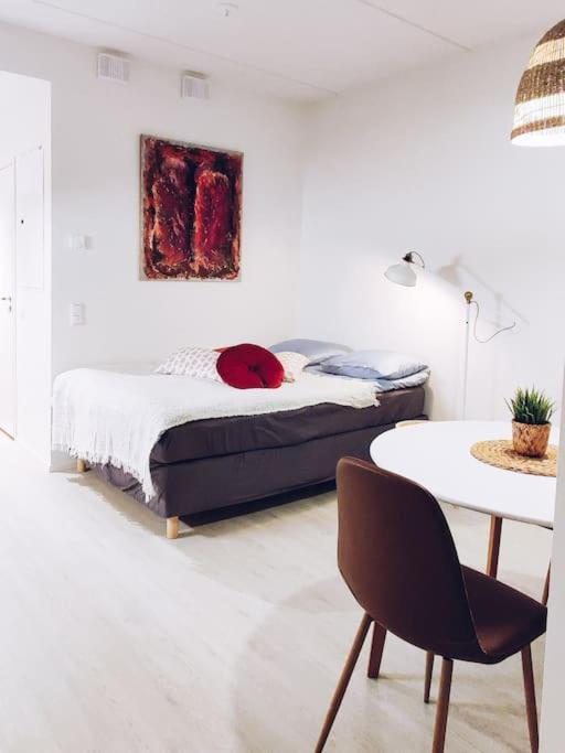 New Studio Cherry Near Helsinki Airport In Kivistoe Vantaa Exterior photo